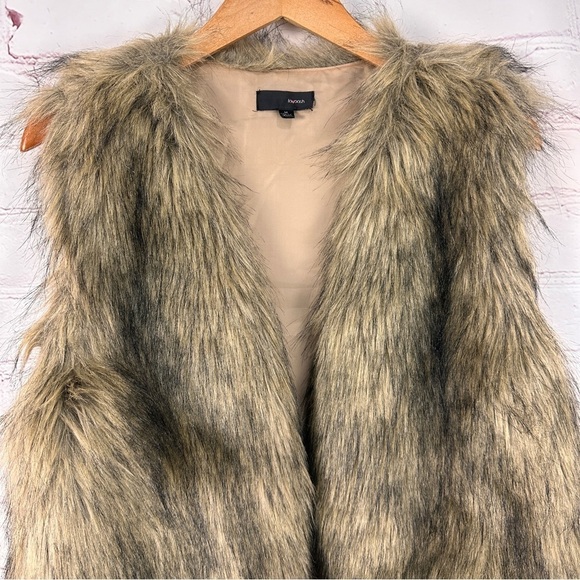 Faux fur Vest Womens size Medium Fuzzy Furry Sleeveless Layer mobwife luxury - Picture 3 of 12